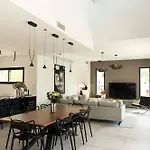 בית נופש Yuna Mediterranean Charm & Elegance אגדה